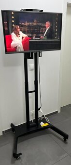 32" LG Smart TV se stojanem (na kolečkách) - 3