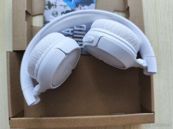 Prodám nová bílá sluchátka JBL TUNE 520 BT - 3
