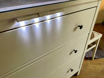 Komoda IKEA Hemnes se sklem a světlem osram. - 3