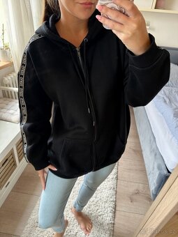 GUESS ČERNÁ MIKINA S KAPUCÍ - 3