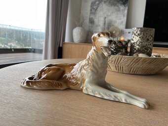 Royal Dux, Porcelánová soška - ležící chrt - 3