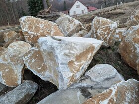 Okrasný kámen krystalický vápenec některé s hesonity - 3