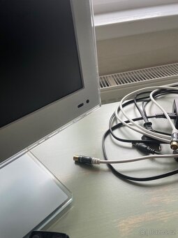 Malá televize JVC na nožičce - 3