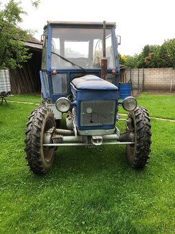 Traktor 6745 s dvoukolovou vlečkou a pluhem - 3