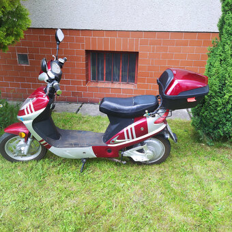 Prodám zachovalý elektroskútr - 3