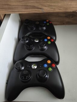 Xbox 360 E- stingray 500gb kinect a 3 ovladače - 3