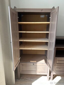 Skříň a přebalovací pult Ikea. - 3