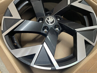 ŠKODA SUPERB 4 NOVÉ ALU TRISULI BLACK 8x18 ET44 - 3