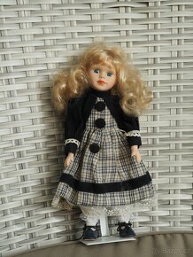 Porcelánová panenka - černé knoflíky - 3