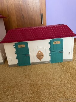 Schleich 42706 Venkovský dům a stáj u jezera - 3