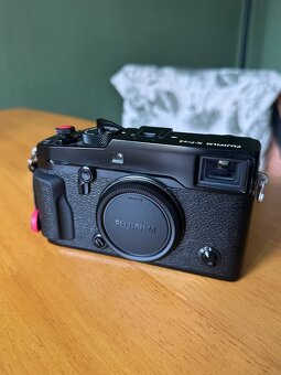 Fujifilm X-Pro 2 + 3 baterie Fujifilm + originální balení - 3
