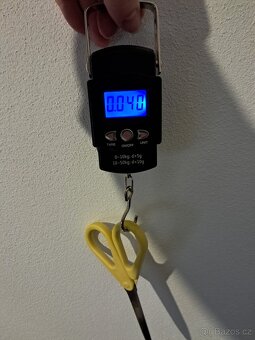 Závěsná váha 50kg s vysouvacím metrem - 3