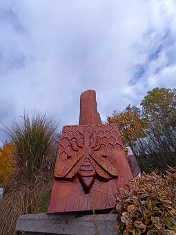 Dubový reliéf včely - 3