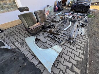 BMW E23 karoserie na kolech + díly - 3