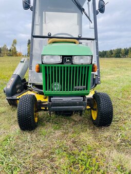 Vzácný zahradní traktor John Deere 285 s kabinou a radlicí – - 3