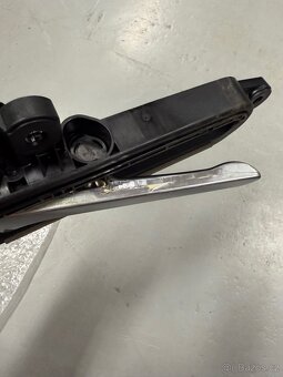Zadní levá klika Tesla 3 - 3