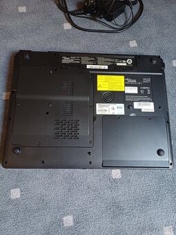 Prodám starší velký notebook Fujitsu Amilo Xa2529 - 3
