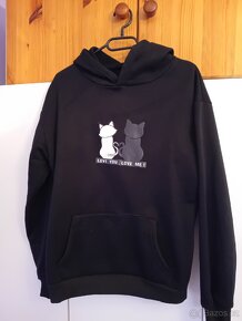 Černá mikina s kočičkami a nápisem "LOVE YOU, LOVE ME" - 3