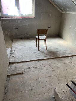 Poptávám položení podlahy, obložení stropu. - 3