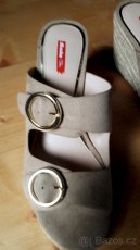 Nové pantofle s visačkou. - 3