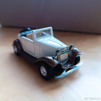Prodám kovový model 1:43 Ford Roadster - 3