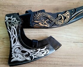 ručně kovaná sekera DRAGON s vyřezávanou rukojetí a pouzdrem - 3