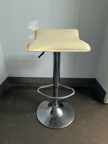 Nove 2ks barove stolicky svetle kremove barvy v baleni 2ks - 3