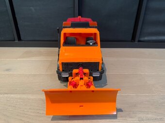 Bruder Mercedes Benz sypač s pluhem - 3