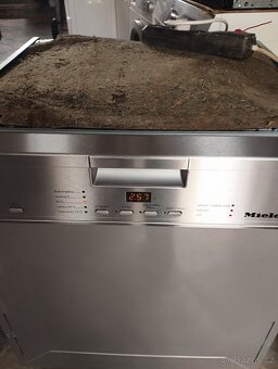 Vestavná nerezová myčka Miele - 3