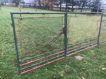 Venkovní plot. Plotové díly. Vjezdová brána. Celkem délka 7m - 3