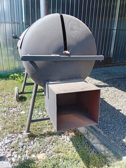 Zahradní gril na kýtu, sele, kuřata, jehla a rošt na steaky. - 3