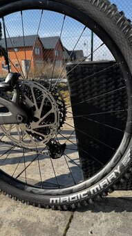Prodám Santa Cruz Nomad 6 C/R matte-carbon, velikost M - 3