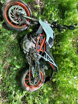 KTM Duke 390 (2018) - poškodená, vhodná na opravu / diely - 3