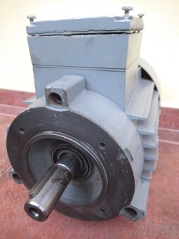 NEPOUŽITÝ patkový elektromotor s přírubou 380V.0,75kw-2870ot - 3