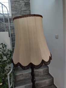 Dřevěná stojací retro lampa s poličkou - 3