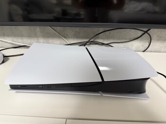 Herní konzole Playstation 5, 2 ovladače, téměř nepoužitá - 3