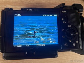 Sony ZV-E10 + Sony 50mm f/1.8 OSS + klec + 3x baterie - 3