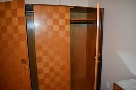 Nábytek z pozůstalosti - skříně, peřináky, postele... - 3