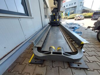 7 osy průmyslový robot KUKA KR125 s dráhou - 3