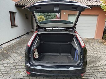 Ford Focus hatchback 1.6 (74kW), 2010, pouze 112tkm, černý - 3