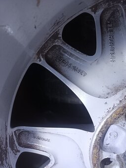 Elektrony Toyota s pneu R16 - 3