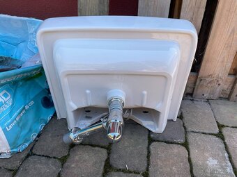 Dvě umyvadla i se sifonem a baterií - 3