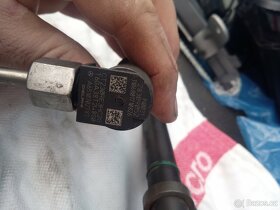 Prodám vstriky a vstřikovací lištu 2,2 cdi - 3
