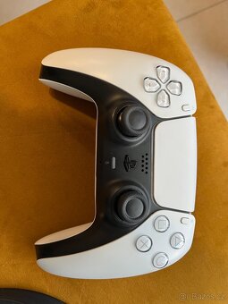 PlayStation 5 s mechanikou + růžové kryty+ kryt ovladače - 3