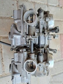 Karburatory a ostatni motorove dily Honda VF 400 - 3