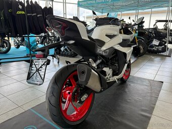 CFMOTO 450SR 25 bílá/černá - obě skladem AKCE helma - 3