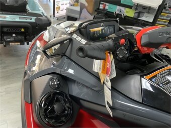 Sea-Doo RXT-X 325 Manta Green/Fiery Red s přívěsem - 3