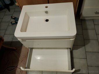 umyvadlo se skříňkama - 3
