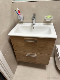 Koupelnová sestava s umyvadlem zrcadlem a osvětlením VitrA M - 3