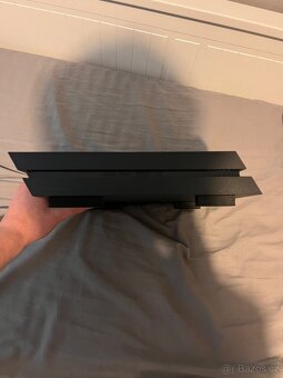 Prodám PS 4 1 TB +2 ovladače a + 4 hry - 3